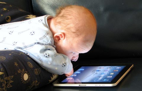 baby-sees-ipad baby sees ipad